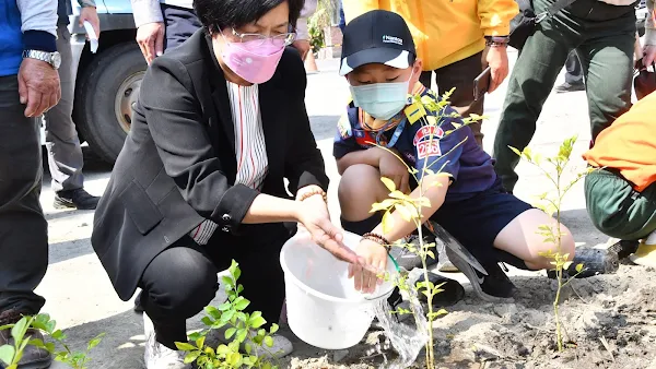 ▲「彰化縣112年植樹活動-森活圈」活動現場有大小童軍、社區民眾，大手牽小手一起來種樹，彰化縣長王惠美鼓勵大家「種樹種福田」，植樹減碳，減緩地球暖化速度。（記者林明佑翻攝）