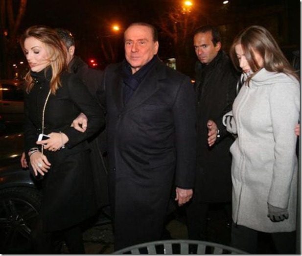 SILVIO BERLUSCONI ENTRA NEL RISTORANTE MAMMA OLIVA IN VIA VINCENZO MONTI DOPO IL SUMMIT DEL PDL NELLA SUA VILLA IN VIA ROVANI - ATT NE SAVOIA FARAVELLI CATTANEO - fotografo: GERACE/FOTOGRAMMA