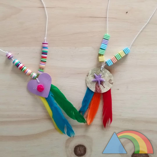 Collares étnicos hechos con cartulina y abalorios