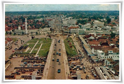  tampak kendaraan beroda empat angkutan kota masih memakai Ford Palembang Tahun 70-an