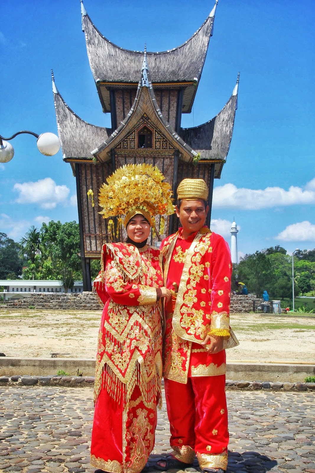 Bergaya Dengan Pakaian Tradisional Melayu