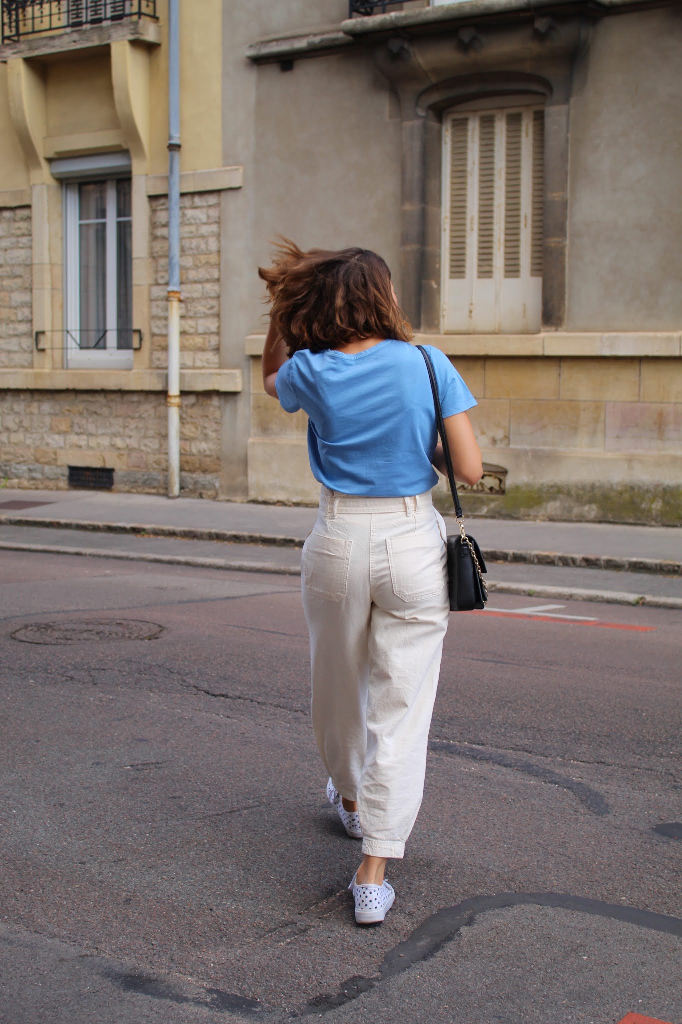 Tenue de dos jean slouchy et t-shirt bleu