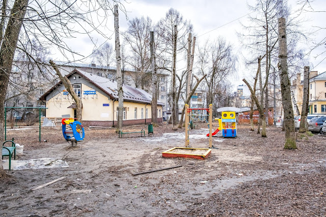 Детская площадка в грязи