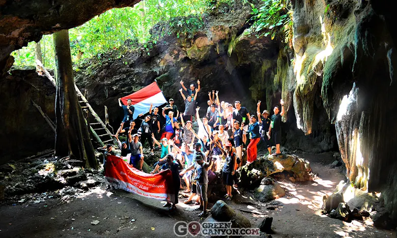 dikedalaman gua lanang pangandaran