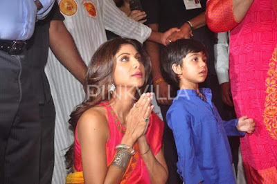 Shilpa Shetty and her son Viaan at "Andheri Ka Raja"