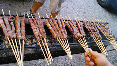 Cottura degli arrosticini sulla fornacella