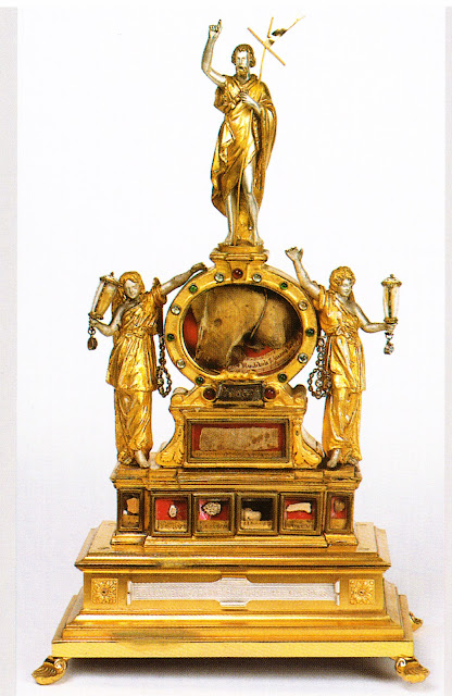 Λειψανοθήκη του 1600 - 1850. Περιέχει τεμάχιο από το σαγόνι του Αγίου Ιωάννου του Προδρόμου στο εσωτερικό της μεγάλης στρογγυλής θήκης. Οι άγγελοι παράπλευρα της θήκης κρατούν κρυστάλλινες θήκες που η κάθε μία περιέχει και από ένα δόντι του Αγίου Ιωάννου του Προδρόμου. Επιγραφές: στη βάση "RELIQUIAE S. JOANNIS BAPTISTAE PRAECURSORIS", στο εσωτερικό "DE MANDIBULA S. JOANNIS BAPT." Στις μικροθήκες κάτω από τη μεγάλη στρογγυλή θήκη περιέχονται μικρολείψανα του Αγίου Ιωάννου του Προδρόμου, αλλά και της μητέρας του Ελισάβετ. 