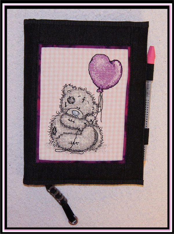 Tatty Teddy pryder en skrivemappe. Broderiet er stingsatt i 5D Cross Stitcher.