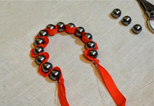 Como fazer pulseira com fita e missangas passo a passo