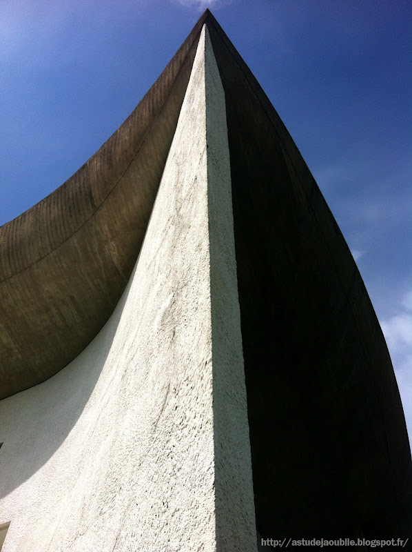 Ronchamp - Chapelle Notre Dame du Haut  Architecte: Le Corbusier, André Maisonnier (architecte assistant)  Construction: 1950 à 1955