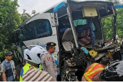 Kecelakaan Bus vs Tronton di Lumajang