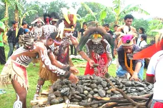 Tradisi Bakar Batu papua