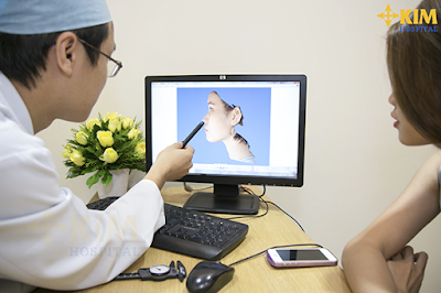 Bác sĩ tư vấn các phương pháp nâng mũi tại KIM Hospital
