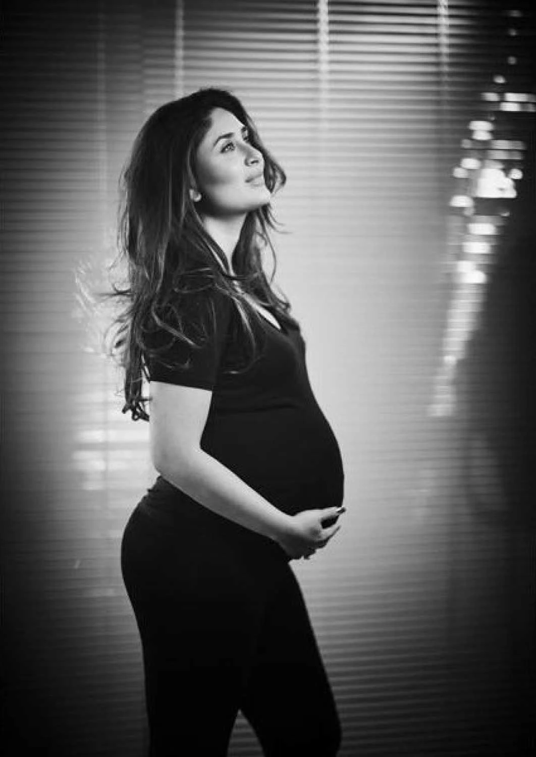 Kareena Kapoor pregnant baby bump dress bollywood actress