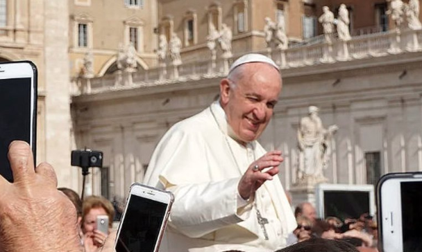 El papa francisco pide a redes sociales retirar pornografia infantil del internet 