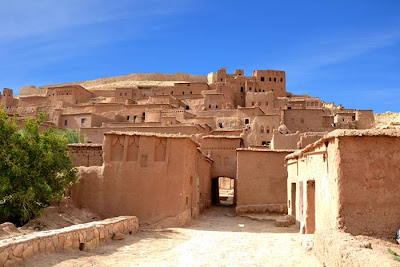 The Ksar of Aït-Ben-Haddou is a striking example of southern Moroccan architecture. The ksar is a mainly collective grouping of dwellings. Inside the defensive walls which are reinforced by angle towers and pierced with a baffle gate, houses crowd together - some modest, others resembling small urban castles with their high angle towers and upper sections decorated with motifs in clay brick - but there are also buildings and community areas.