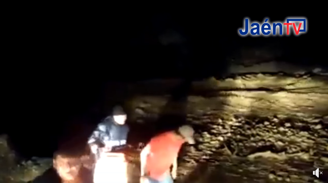 PIURA CAMIÓN ES ARRASTRADO POR QUEBRADA UBICADA EN EL TRAMO HUALAPAMPA