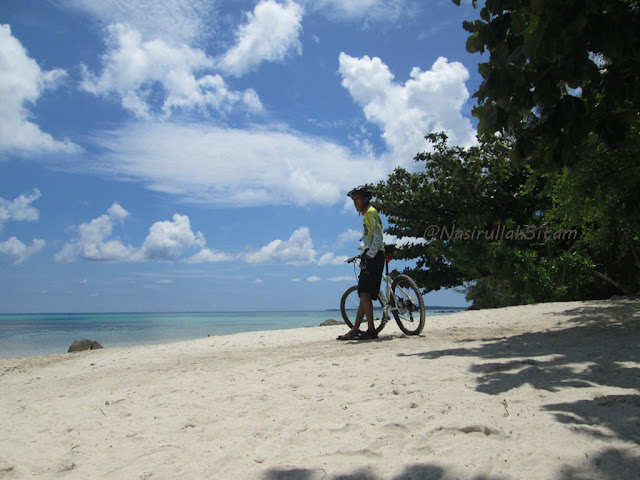 Mengabadikan diri dulu di pantai Ujung Gelam