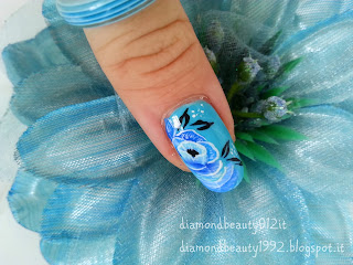 nail art mistica azzurra con fiore