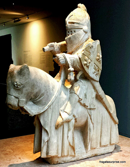 Cavaleiro medieval esculpido por Mestre Pero, no Museu Nacional Machado de Castro, Coimbra