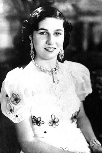 Fawzia smiling more with clear image  for the necklace "Alban"