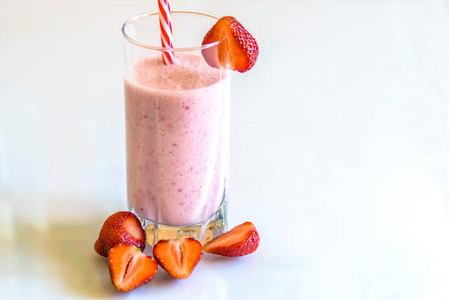 berry and yoghurt smoothie healthy breakfast