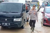 Banjir Sidrap: Aksi Kasat Binmas Polres dalam Mengurai Kemacetan dan Membantu Warga