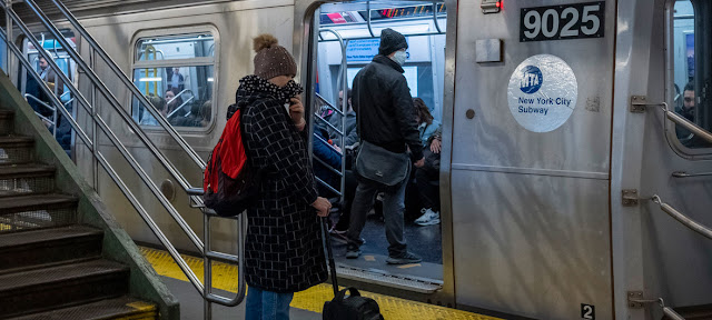 En el metro de la ciudad de Nueva York, la gente lleva máscaras como medida preventiva contra el coronavirus. ONU/Loey Felipe