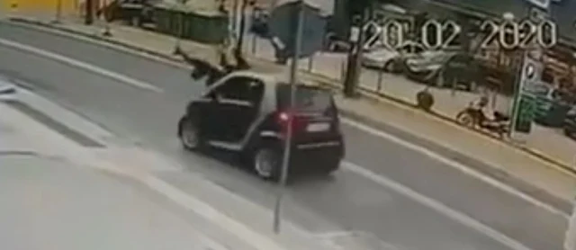 Βίντεο ΣΟΚ: Αυτοκίνητο παρέσυρε μητέρα και παιδί 