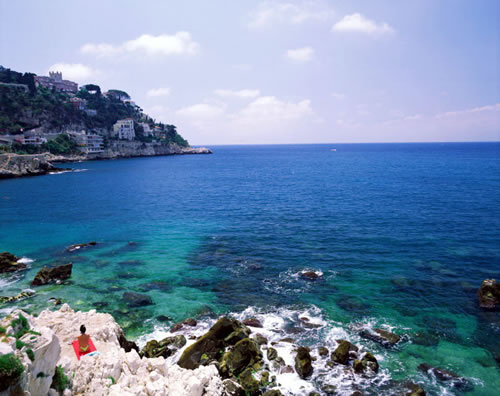 Like most of the French beaches Nice is worldwide famous not only for the 