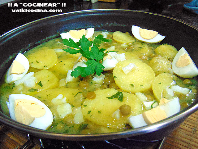 Patatas en salsa verde con guisantes y bacalao