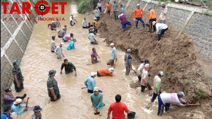 Anggota Koramil 20/Tambakromo Bersama Warga Desa Tambahagung Normalisasi Aliran Sungai Secara Manual 