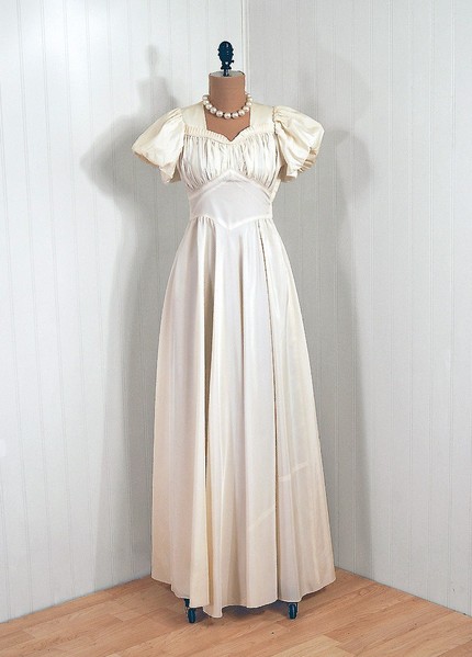 Another stunner from Timeless Vixen Vintage I just adore this 1940s dress
