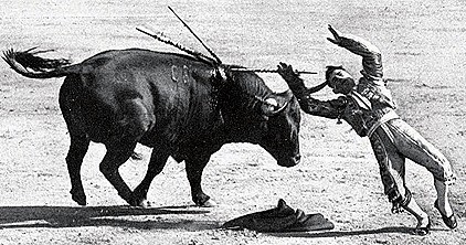 1916-04-13 (p. 19 Mundo Grafico) Madrid Alternativa Ballesteros Cogida al matar