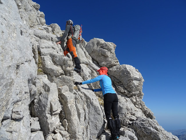 Ruta circular al Pico de Los Asturianos, Canal Parda y Traviesos en el Macizo del Cornión de Picos de Europa, regresando por Reseco