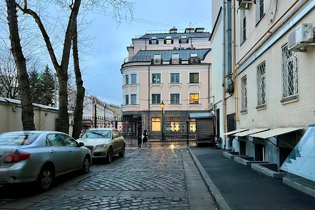Малая Никитская улица, дворы