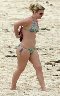 Kelly Clarkson in Bikini Photo Gallery