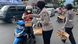 Polwan Polres Batu Sosialisasikan Penerimaan Calon Anggota Polri TA 2023 Sambil Berbagi Takjil 