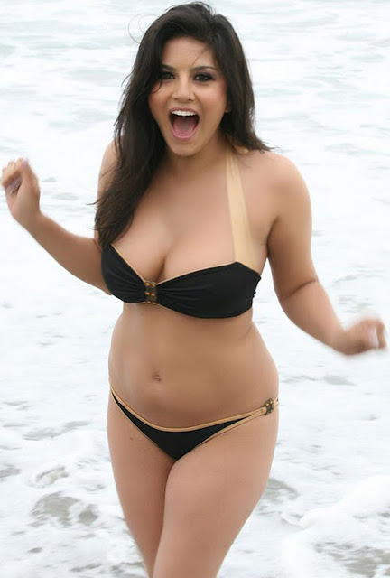 Hot Sunny Leone Beach Bathing Naked Body XX Porn Photo