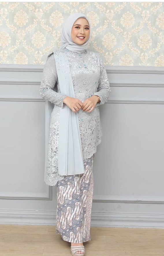 Inspirasi Model Baju Kebaya Brokat dengan Rok Batik untuk 