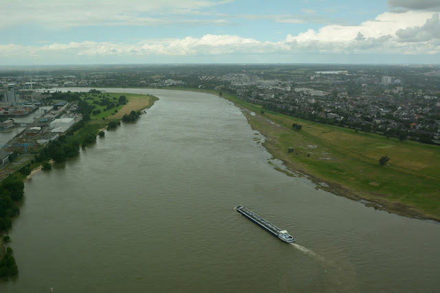 Rheinturm Dusseldorf river