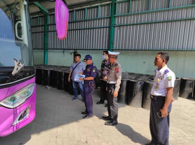 Petugas Gabungan Di Blora Lakukan Ramp Check Bus Jamaah Haji