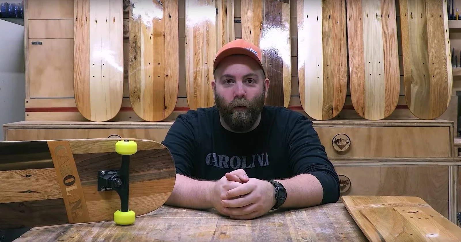 Skateboard Decks aus Palettenholzfurnier hergestellt. Paul Jackman zeigt wie er es macht in einem Video.