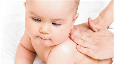 Có nên massage cho trẻ sơ sinh?