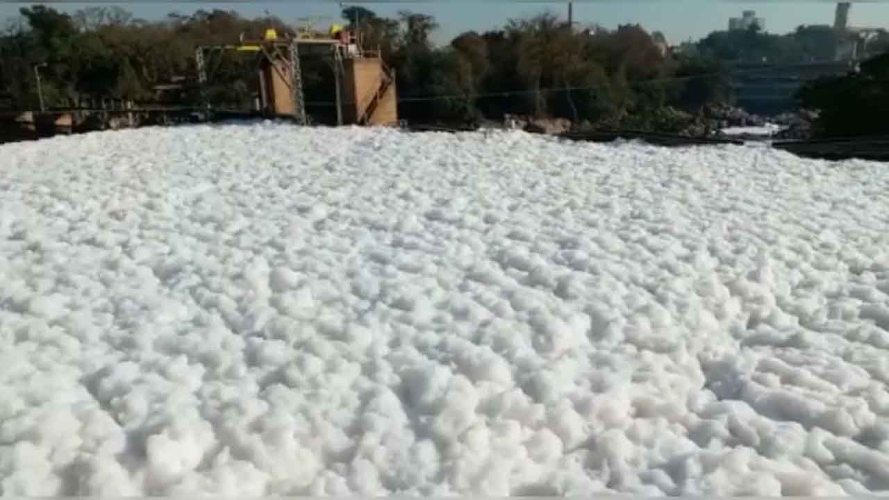 Poluição faz Rio Tietê formar espuma em cidades do interior