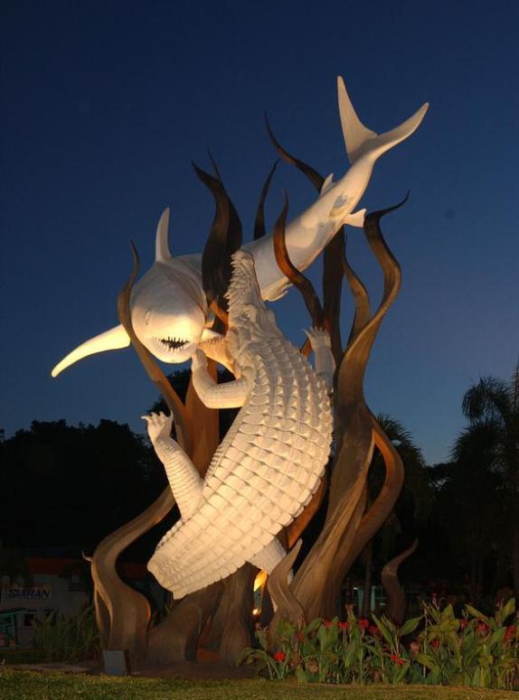 Tempat Wisata Di Surabaya - Patung Surabaya (Suro dan Boyo)
