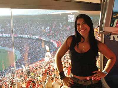 Priscila, do 'BBB', enlouquece a torcida do Flamengo