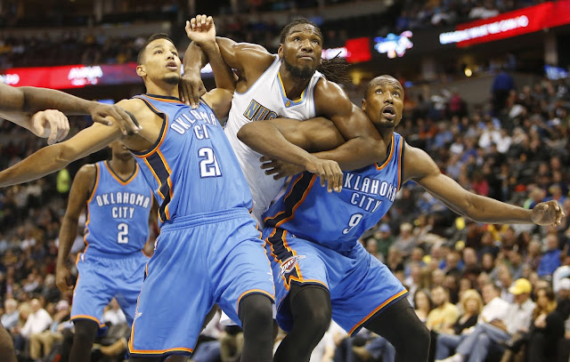 Kenneth Faried à la lutte au rebond, avec Serge Ibaka et Andre Roberson.