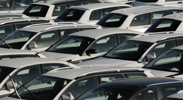 Economia: frena il mercato dell'auto