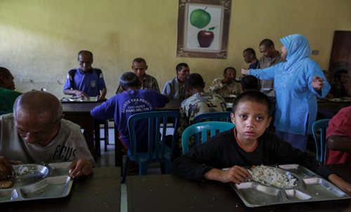 Suasana ruang makan para penyandang penyakit mental, tampak seorang anak ada disini